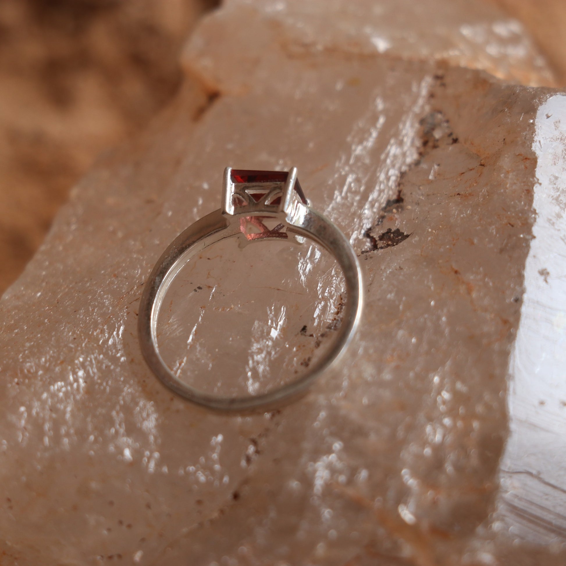 SILVER RING WITH SQUARE GARNET