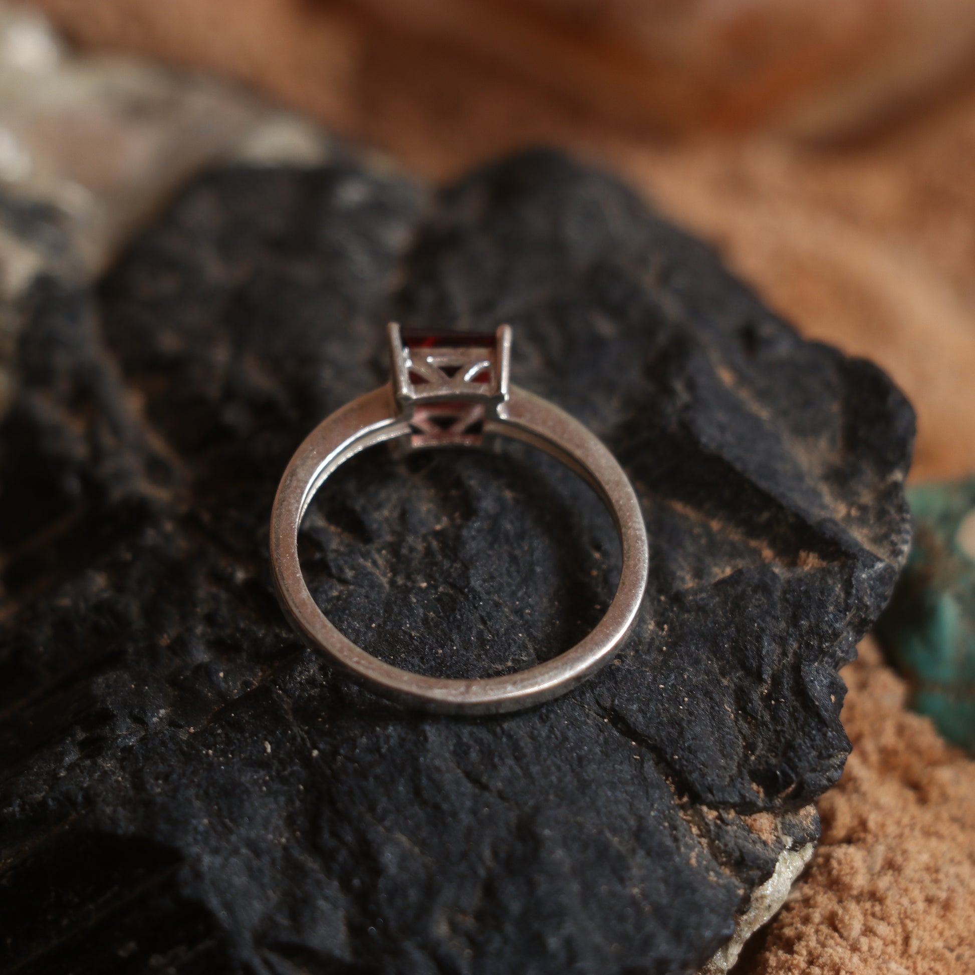 SILVER RING WITH SQUARE GARNET