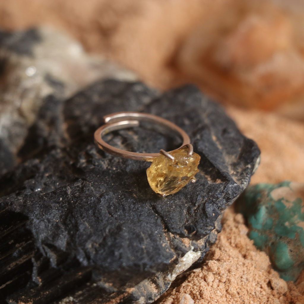 SILVER RING WITH IRREGULAR GOLDEN TOPAZ