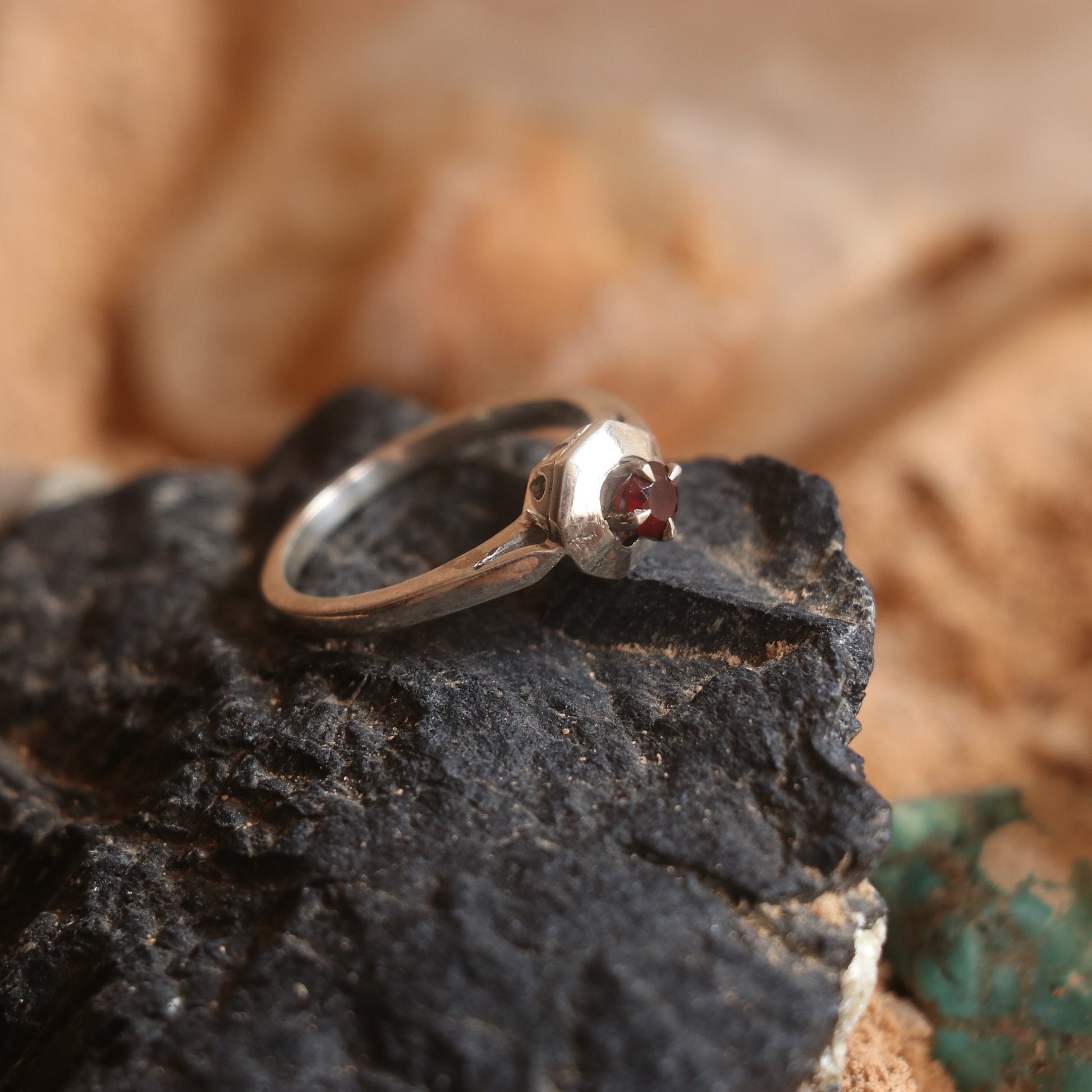 SILVER RING STUDDED WITH GARNET