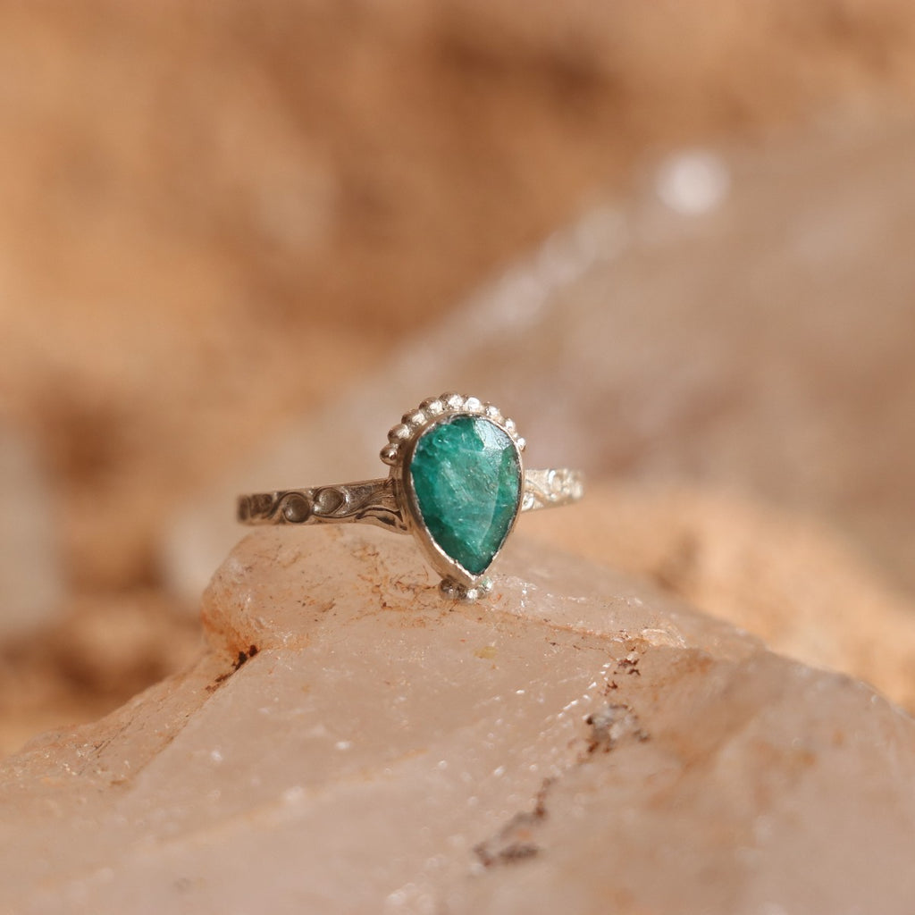 SILVER RING STUDDED WITH TEARDROP INDIAN EMERALD