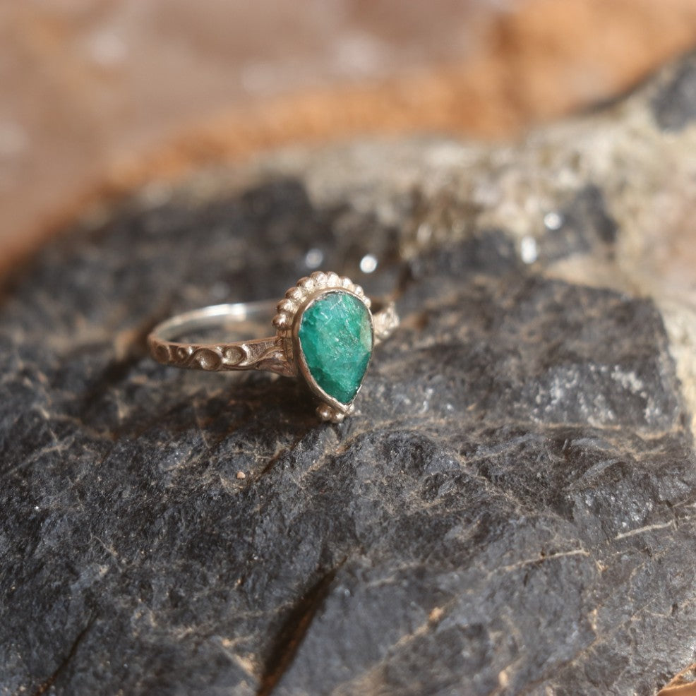 SILVER RING STUDDED WITH TEARDROP INDIAN EMERALD