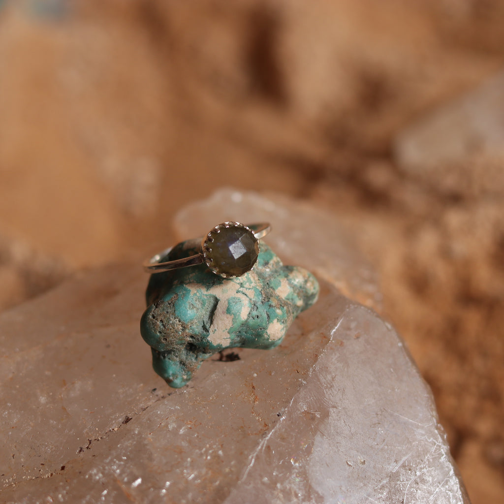 SILVER RING STUDDED WITH LABRADORITE