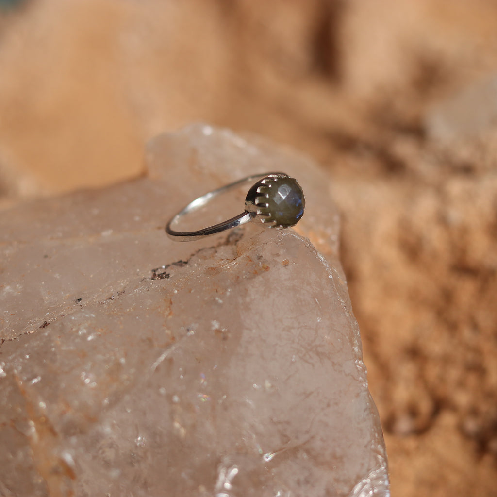SILVER RING STUDDED WITH LABRADORITE
