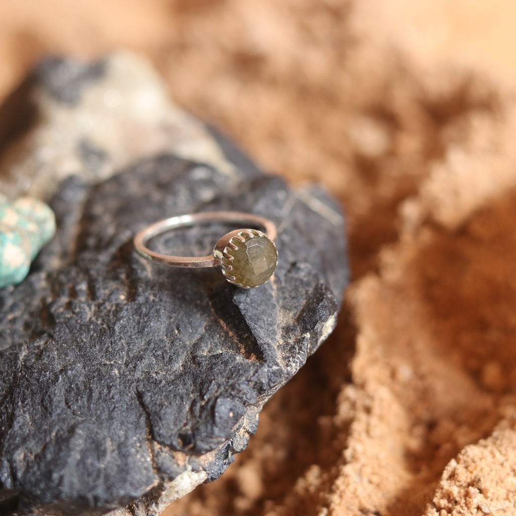 SILVER RING STUDDED WITH LABRADORITE