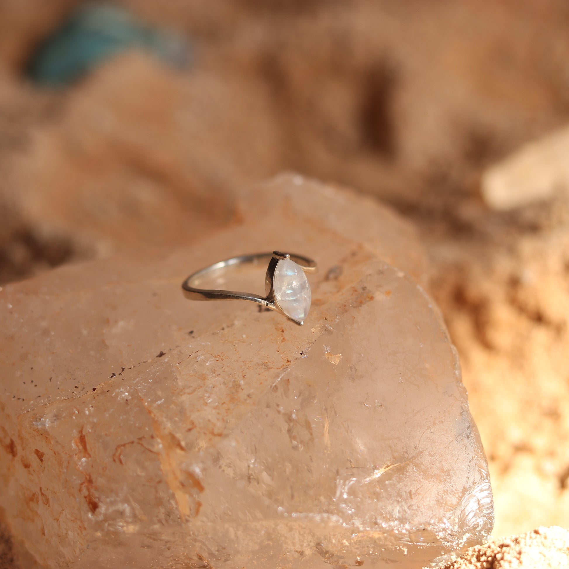 SILVER RING WITH LABRADORITE