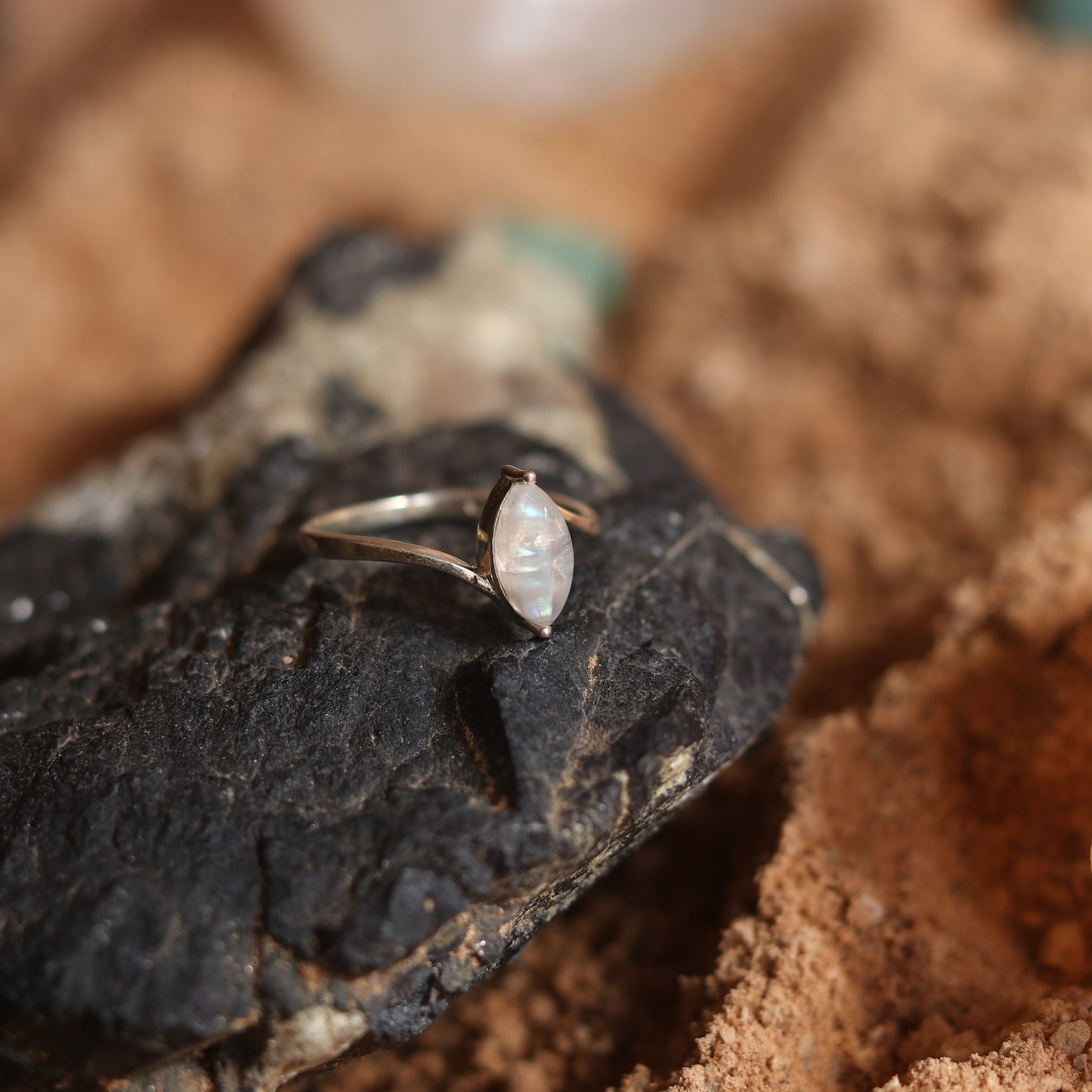 SILVER RING WITH LABRADORITE
