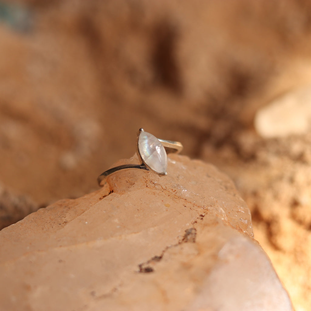SILVER RING WITH LABRADORITE