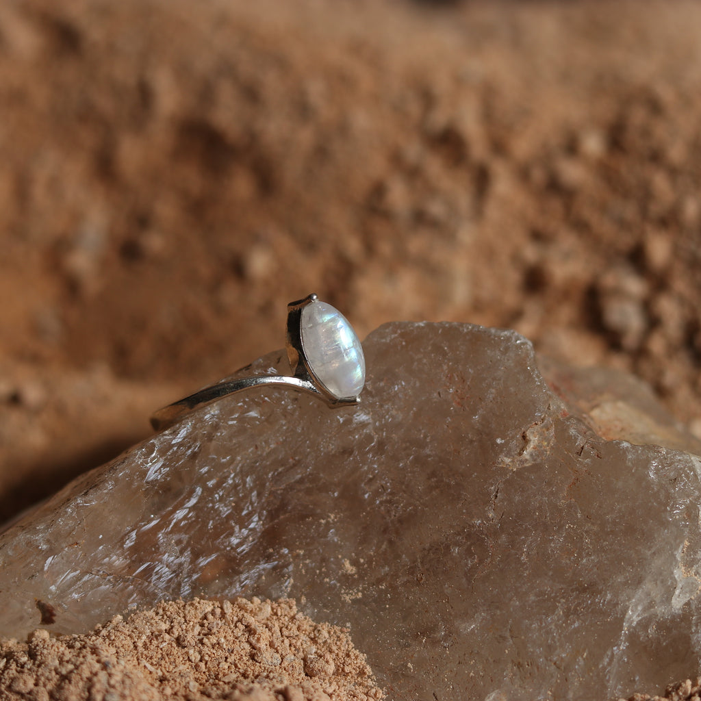 SILVER RING WITH LABRADORITE