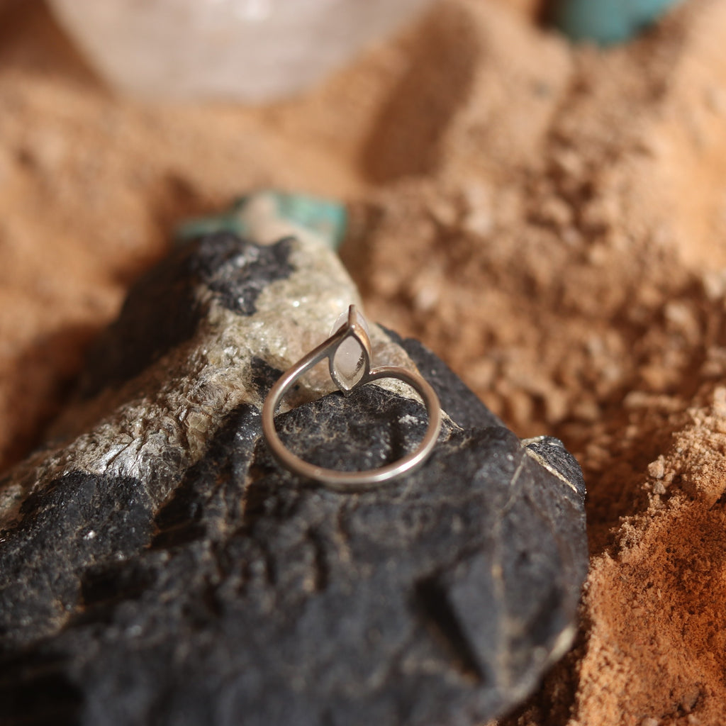 SILVER RING WITH LABRADORITE