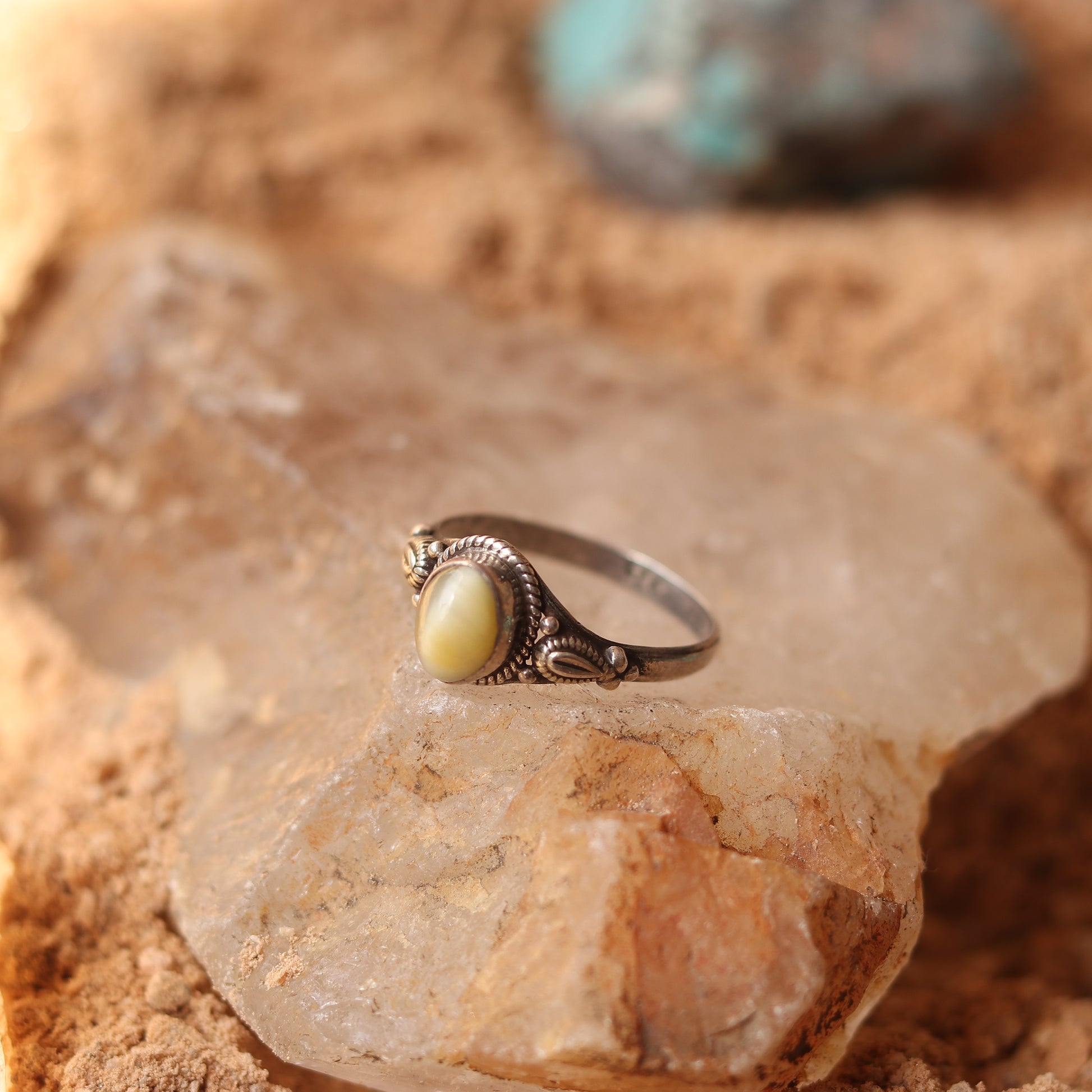 VINTAGE SILVER RING STUDDED WITH CATSEYE