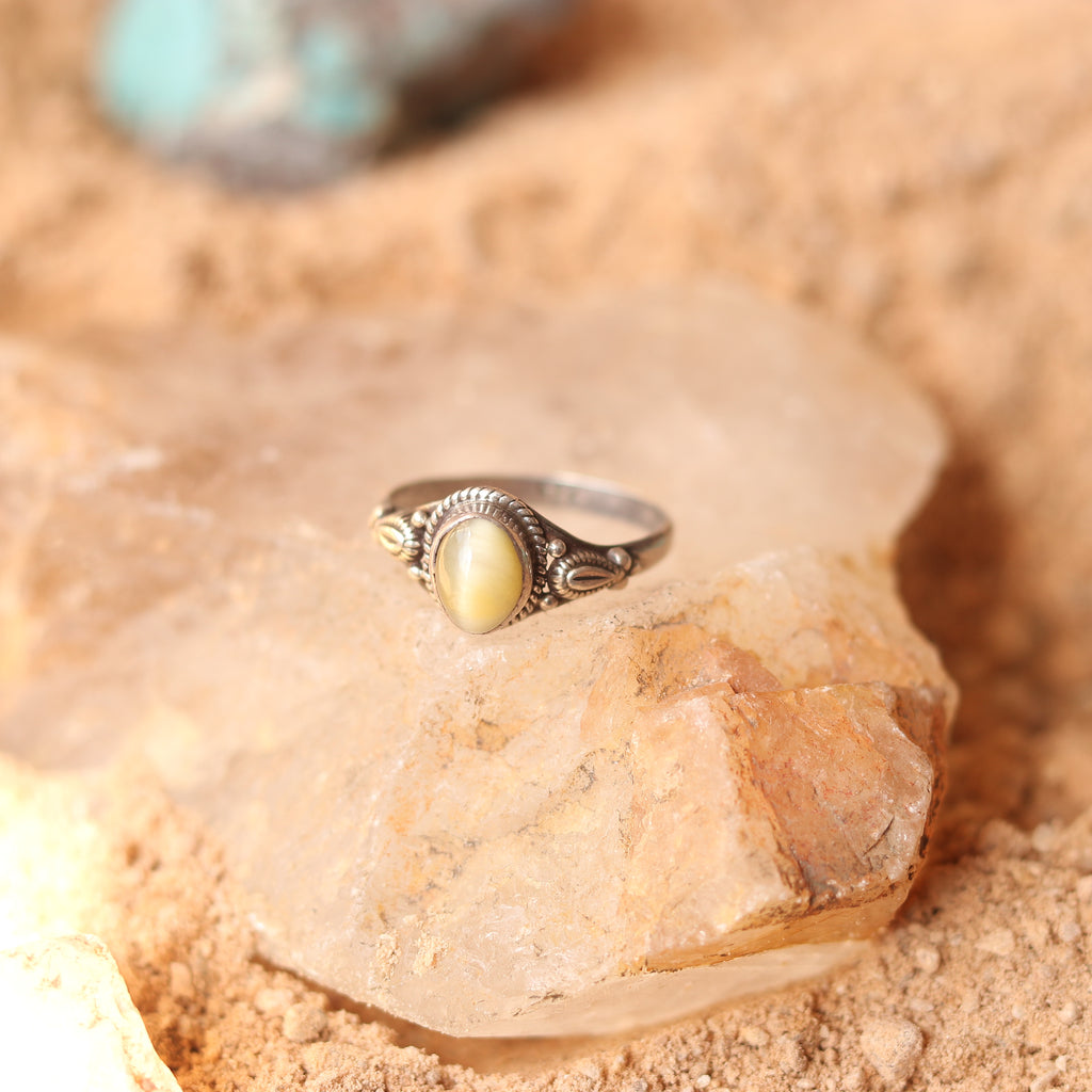 VINTAGE SILVER RING STUDDED WITH CATSEYE