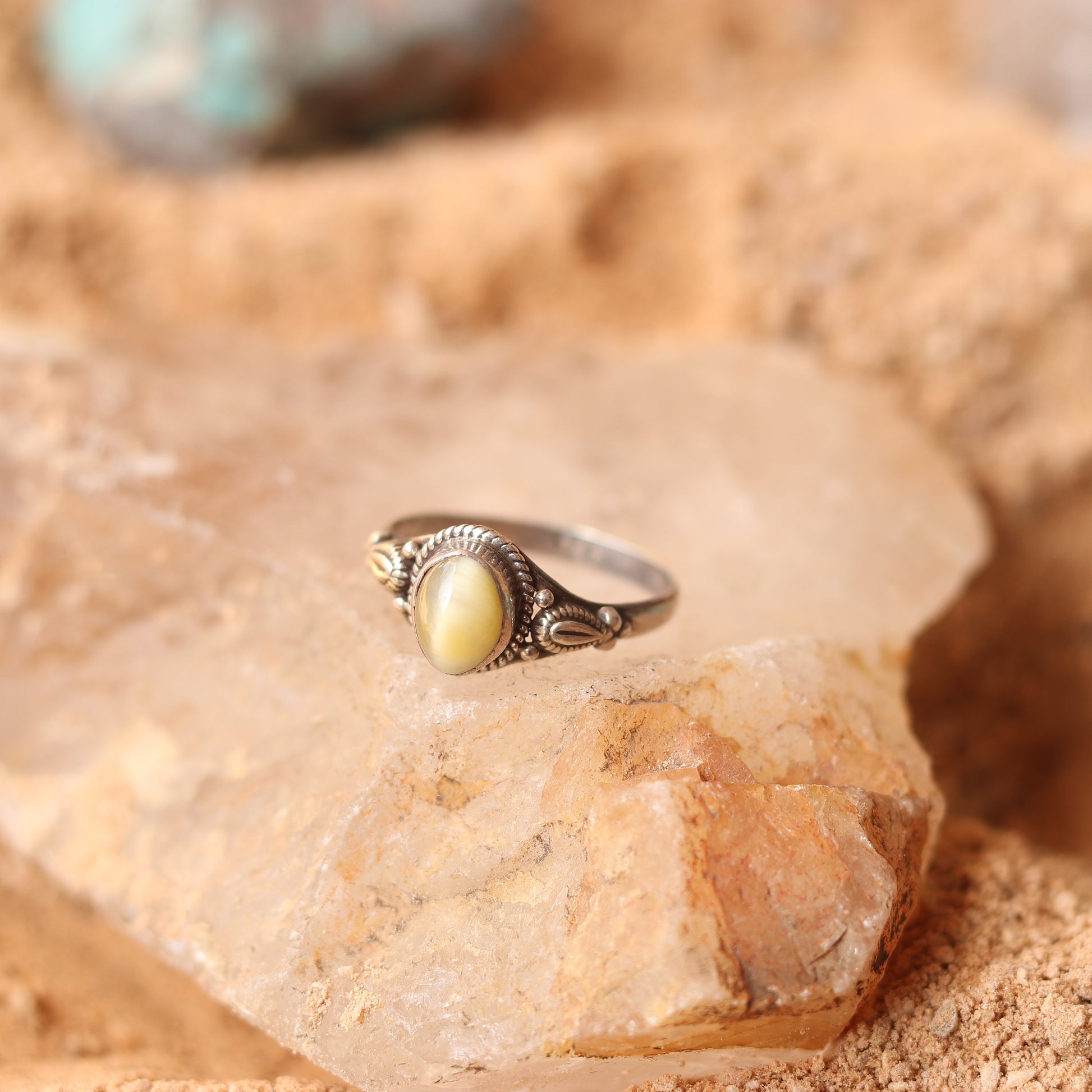 VINTAGE SILVER RING STUDDED WITH CATSEYE