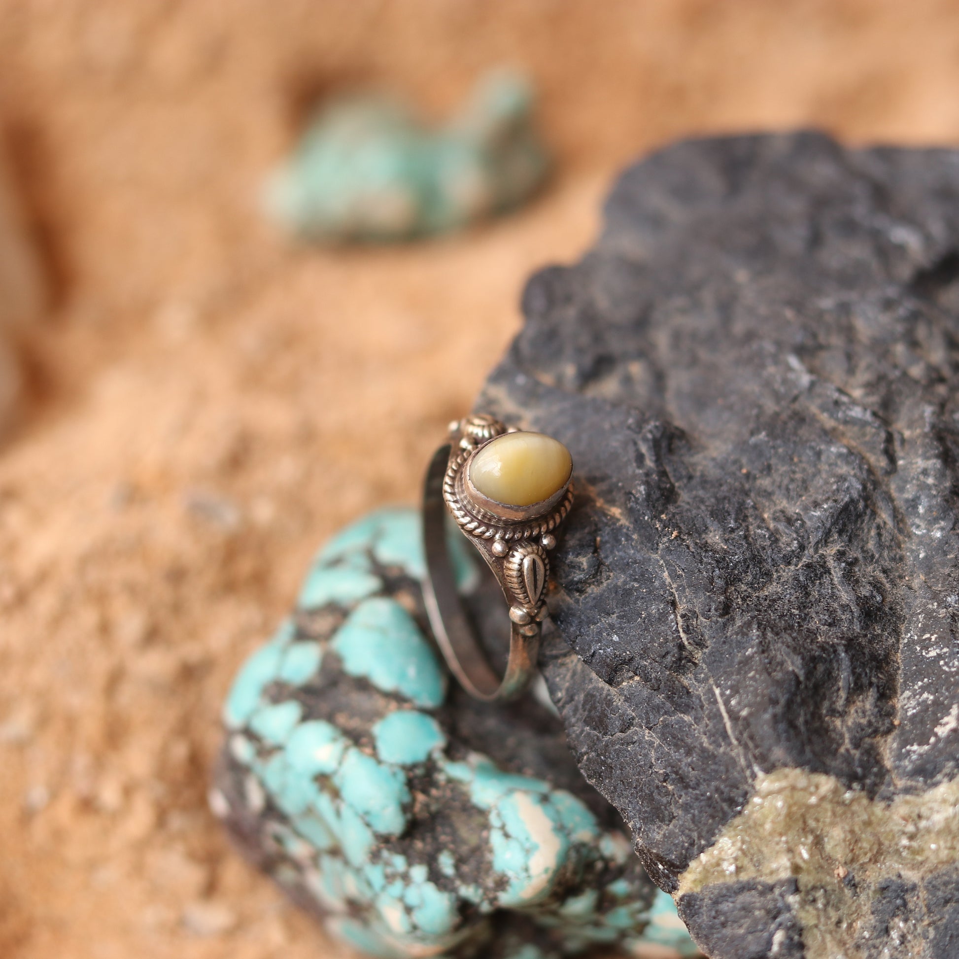 VINTAGE SILVER RING STUDDED WITH CATSEYE