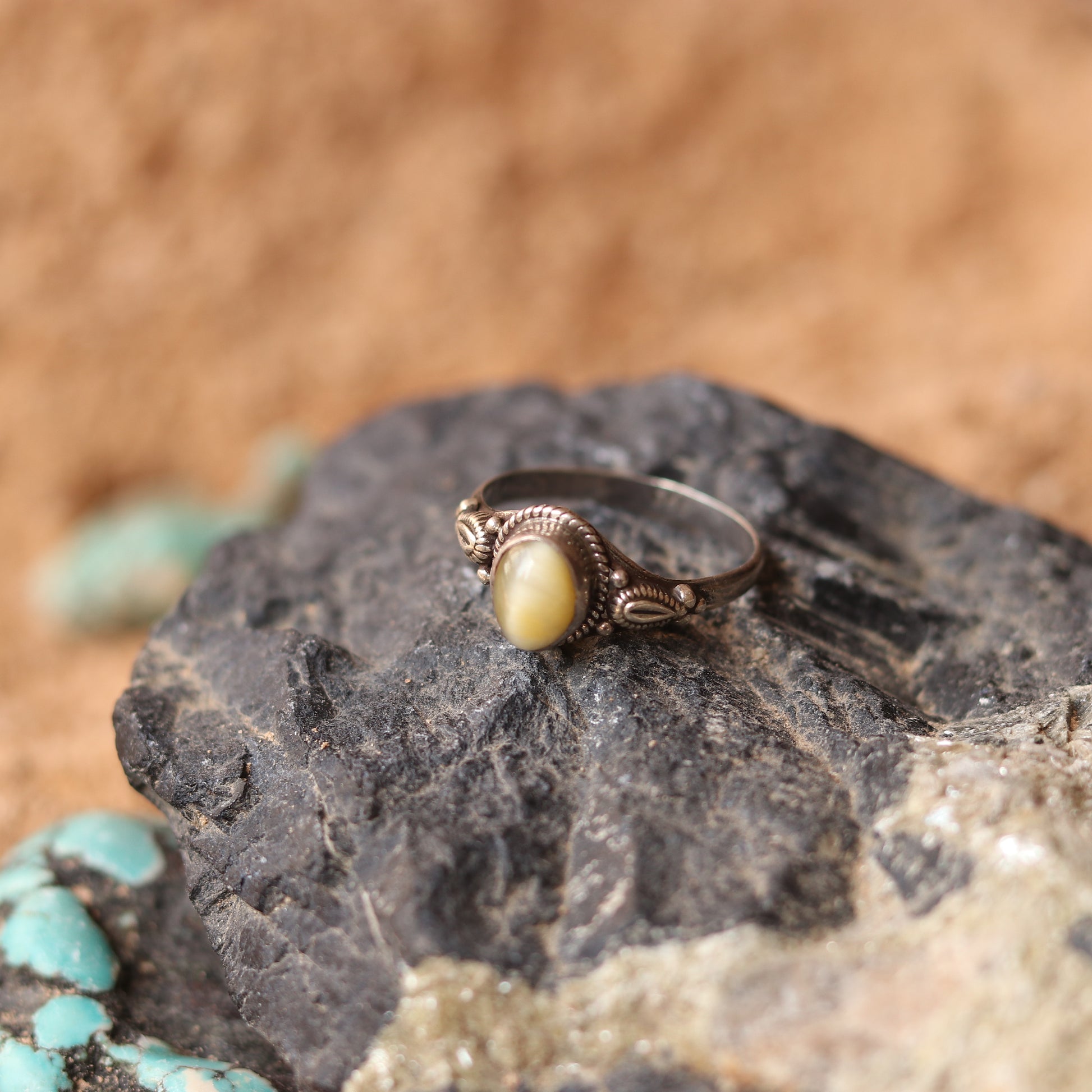 VINTAGE SILVER RING STUDDED WITH CATSEYE