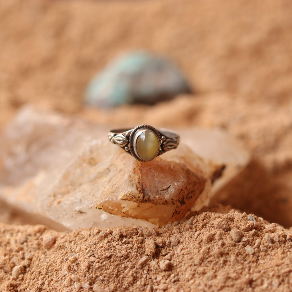 VINTAGE SILVER RING STUDDED WITH CATSEYE