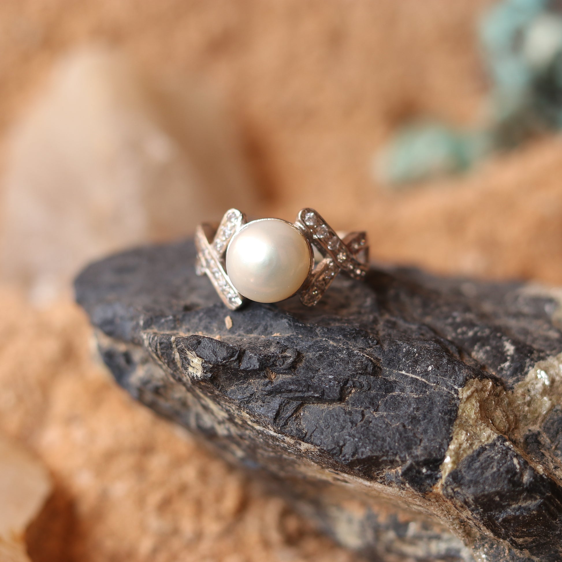 SILVER RING STUDDED WITH ZIRCON AND NATURAL PEARL