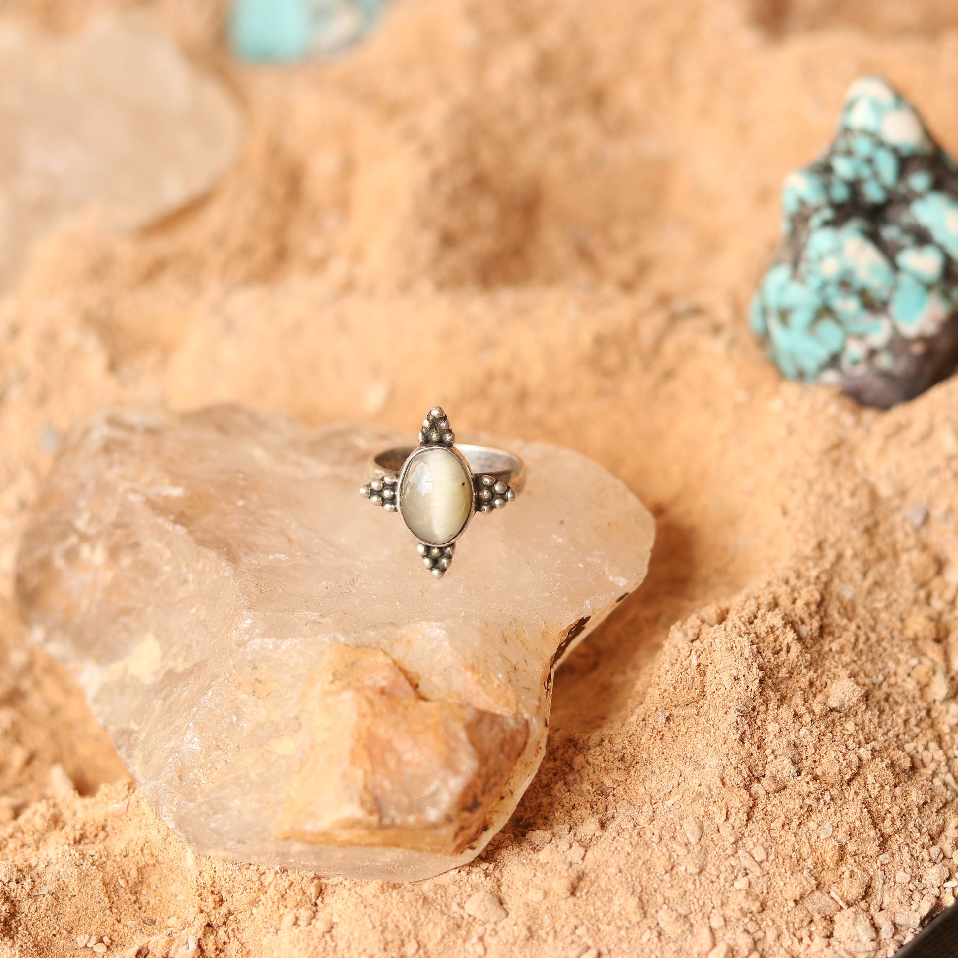 SILVER RING WITH A ROUND CATSEYE