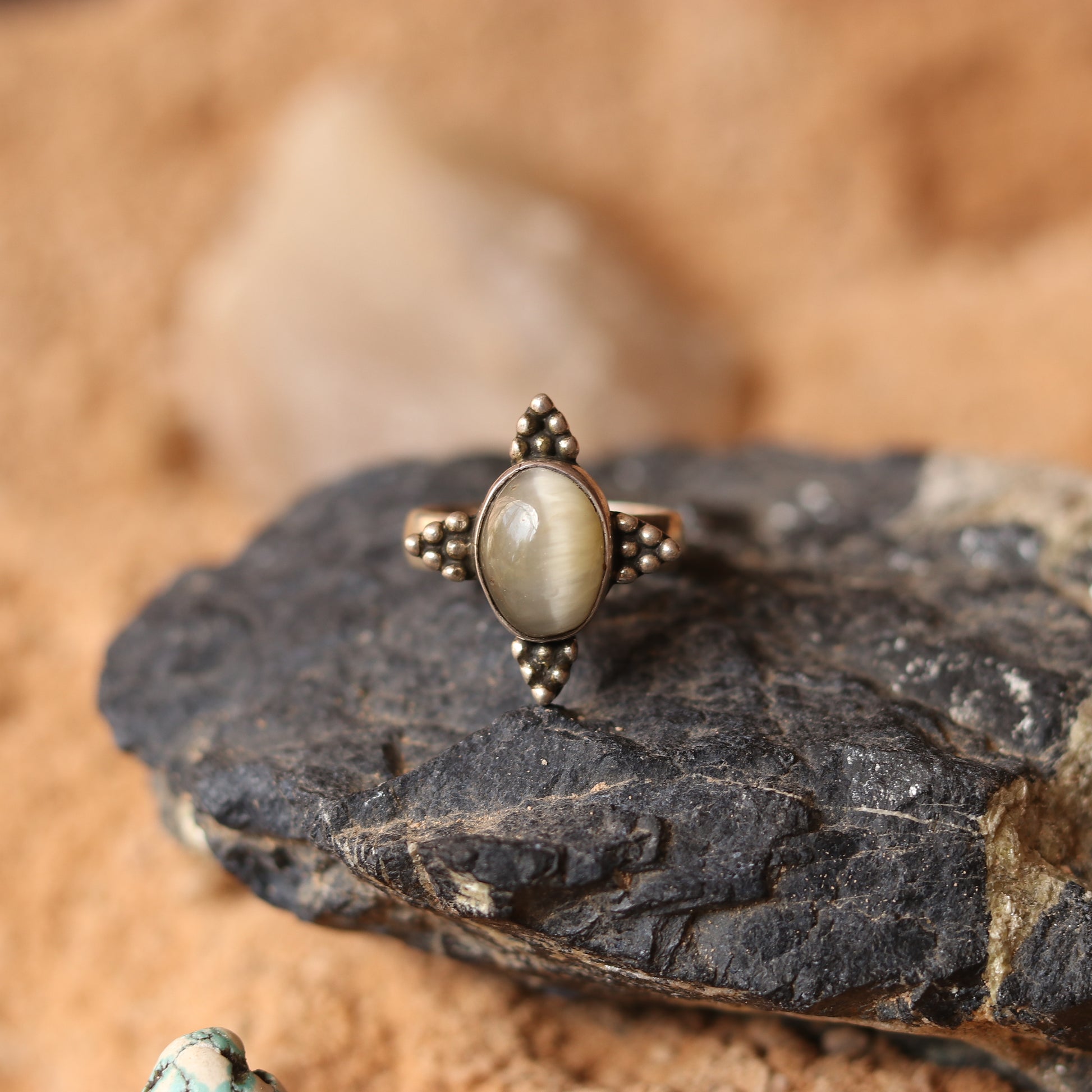 SILVER RING WITH A ROUND CATSEYE