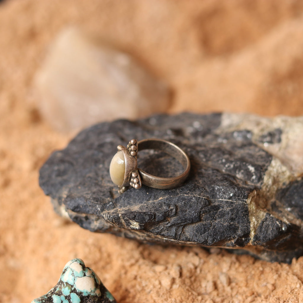 SILVER RING WITH A ROUND CATSEYE
