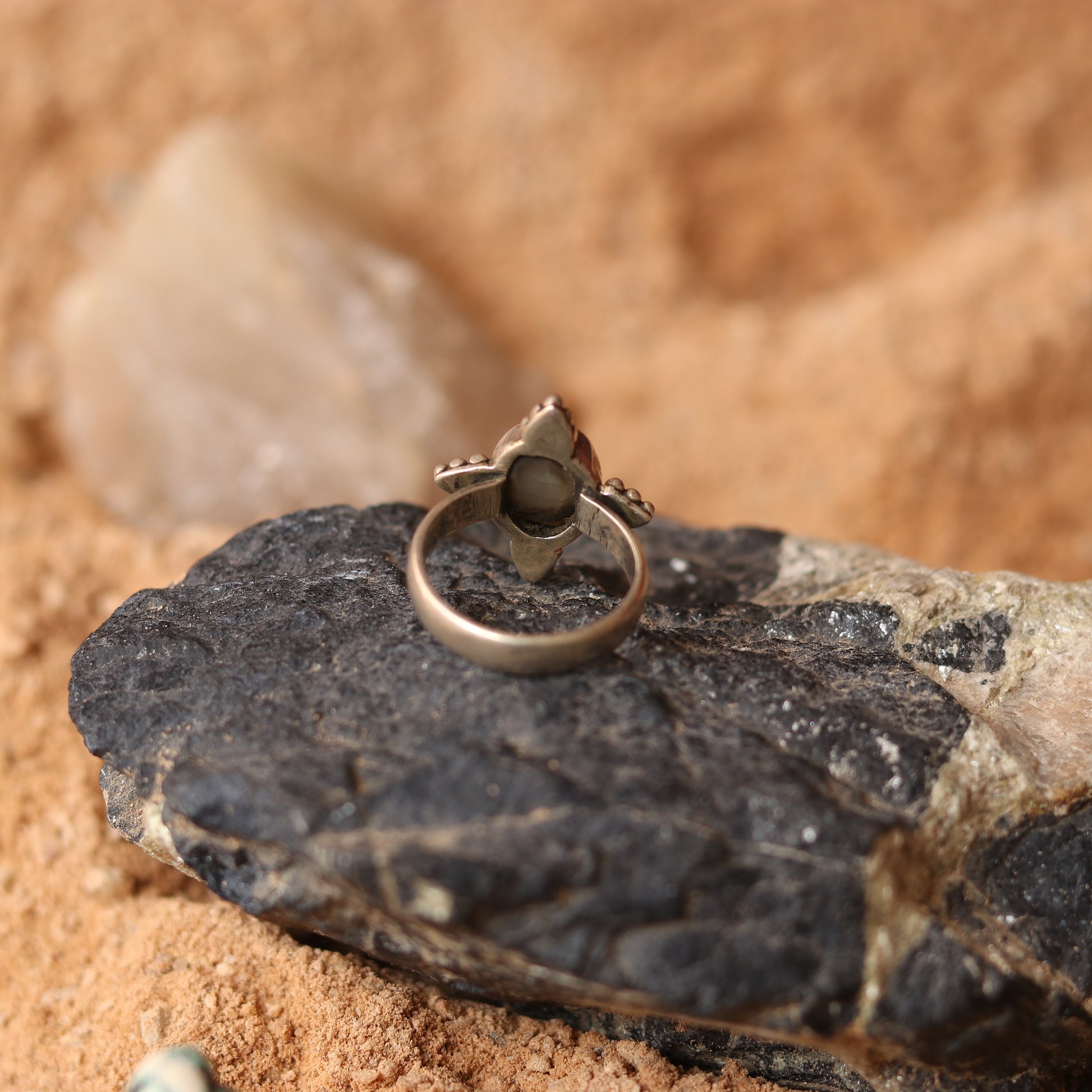 SILVER RING WITH A ROUND CATSEYE