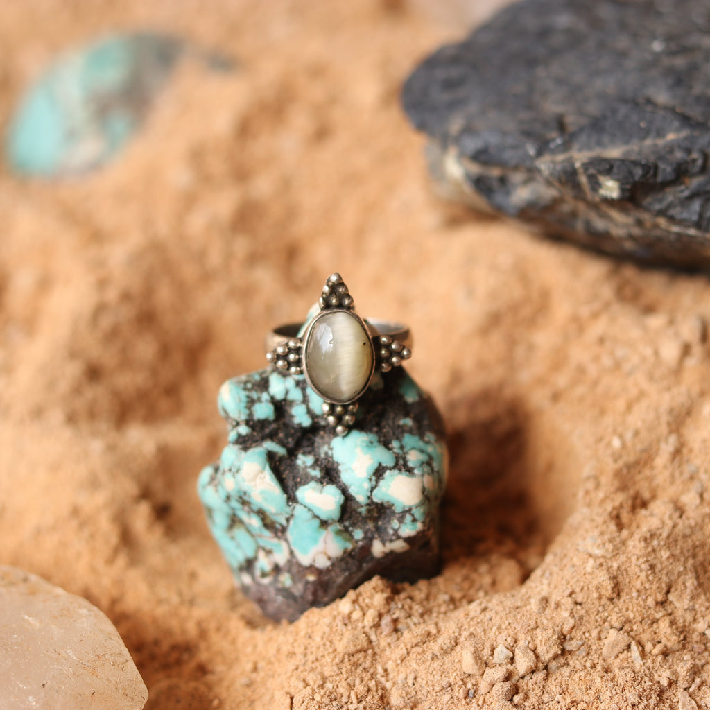 SILVER RING WITH A ROUND CATSEYE