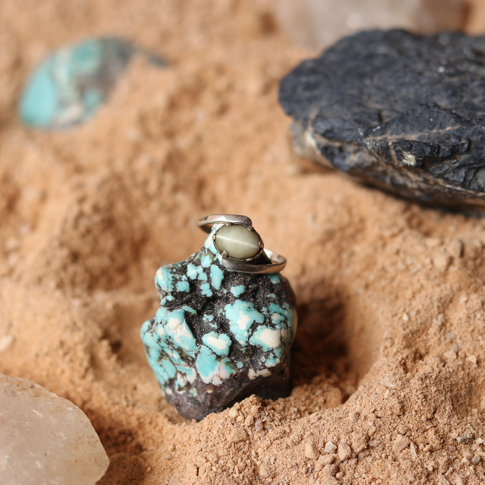 SILVER RING WITH AN OVAL CATSEYE