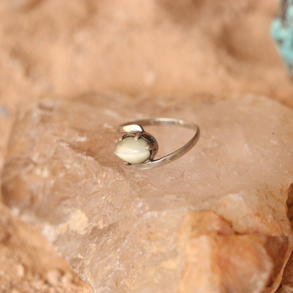 SILVER RING WITH AN OVAL CATSEYE