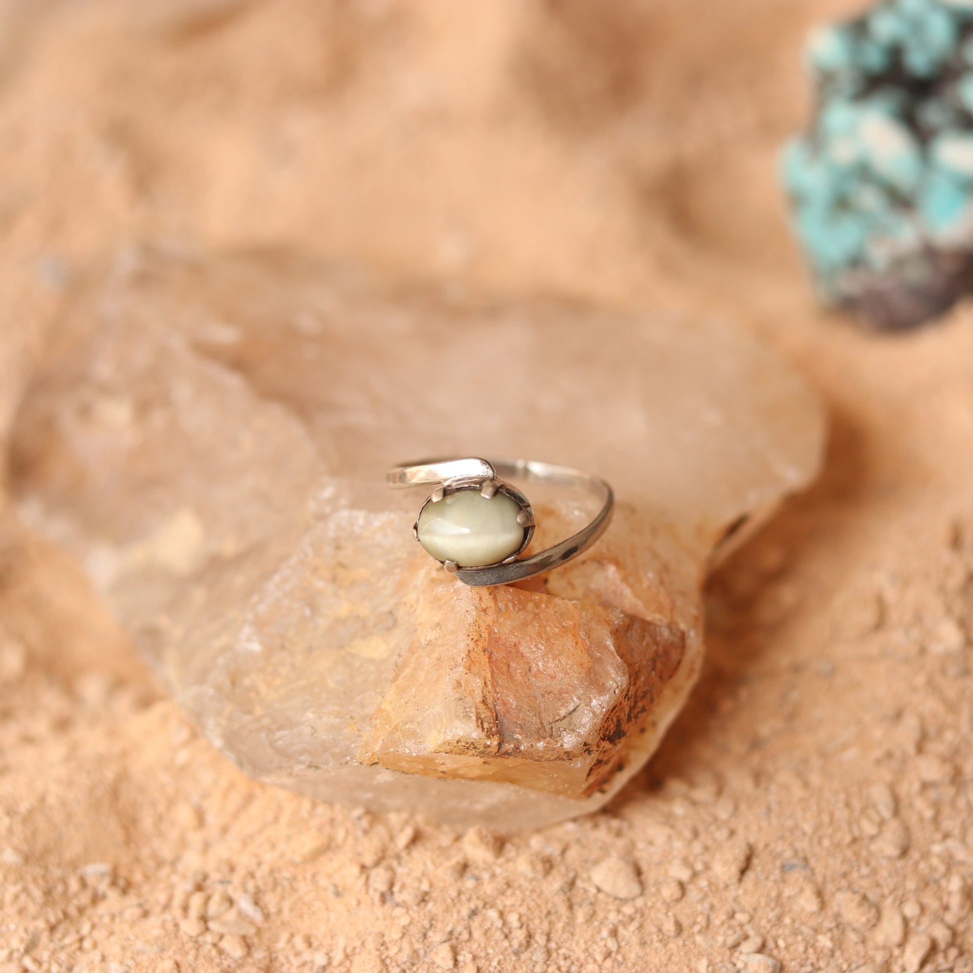 SILVER RING WITH AN OVAL CATSEYE
