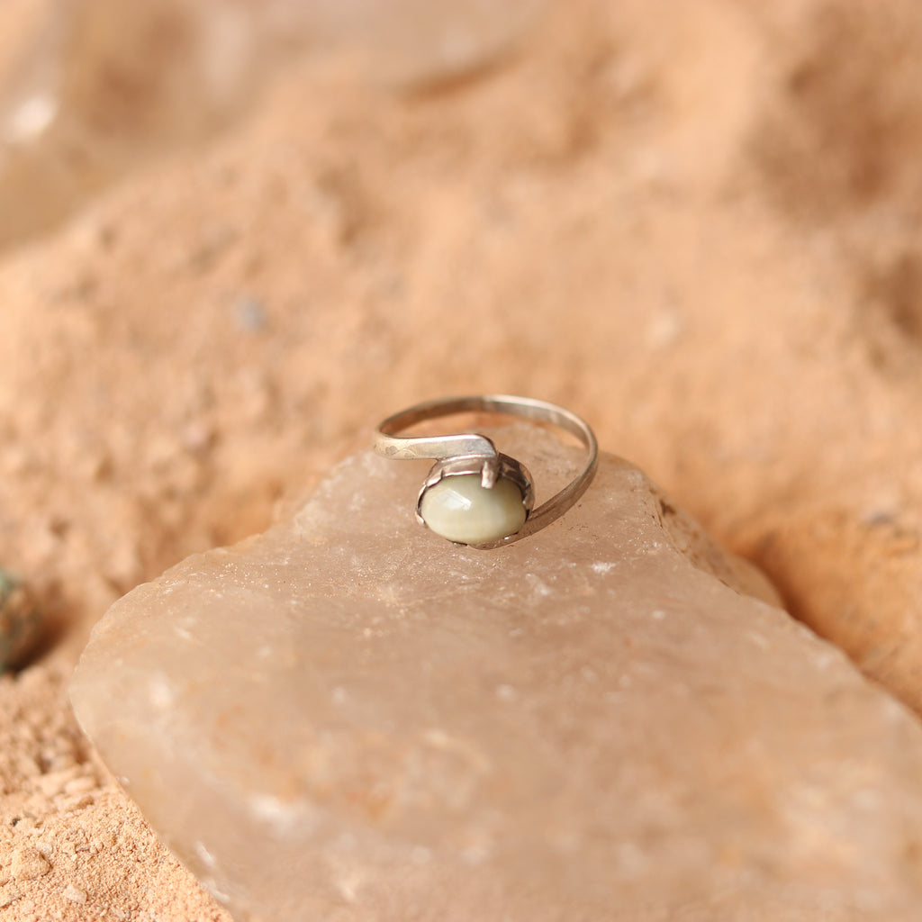 SILVER RING WITH AN OVAL CATSEYE