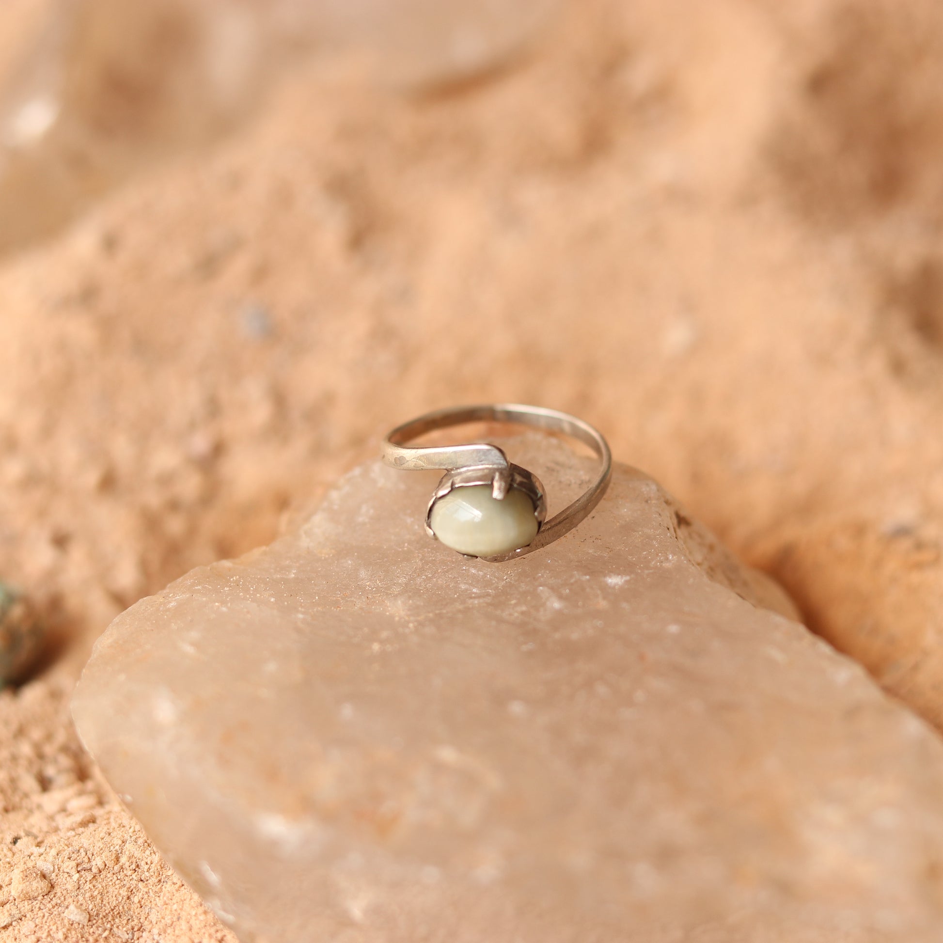 SILVER RING WITH AN OVAL CATSEYE