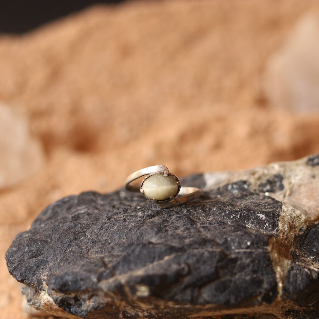 SILVER RING WITH AN OVAL CATSEYE