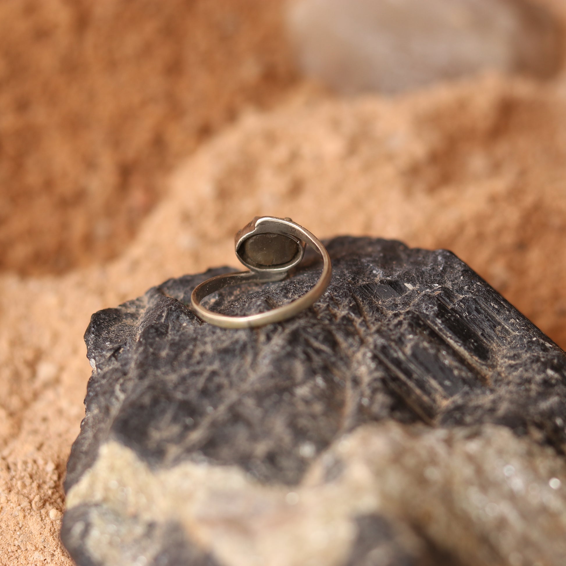 SILVER RING WITH AN OVAL CATSEYE