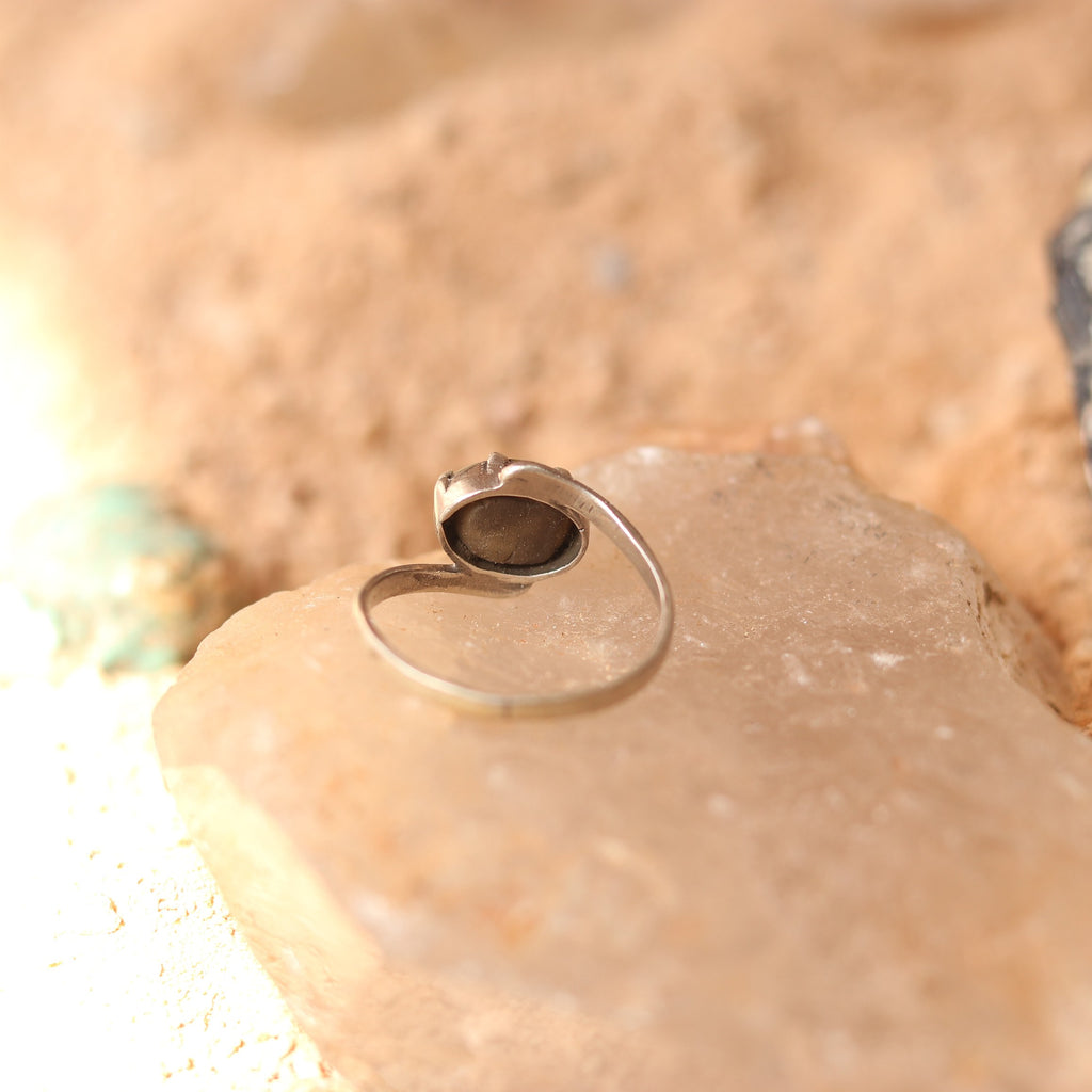 SILVER RING WITH AN OVAL CATSEYE