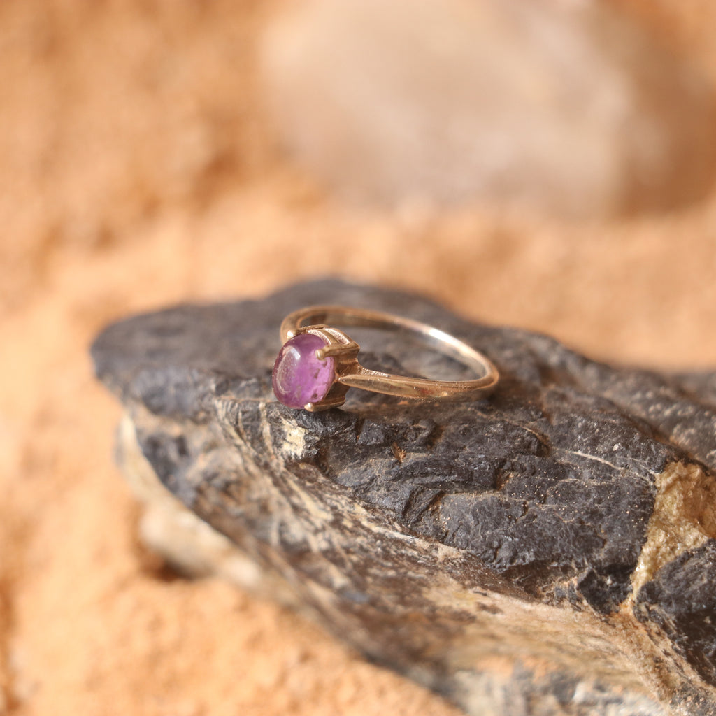 SILVER RING STUDDED WITH AMETHYST
