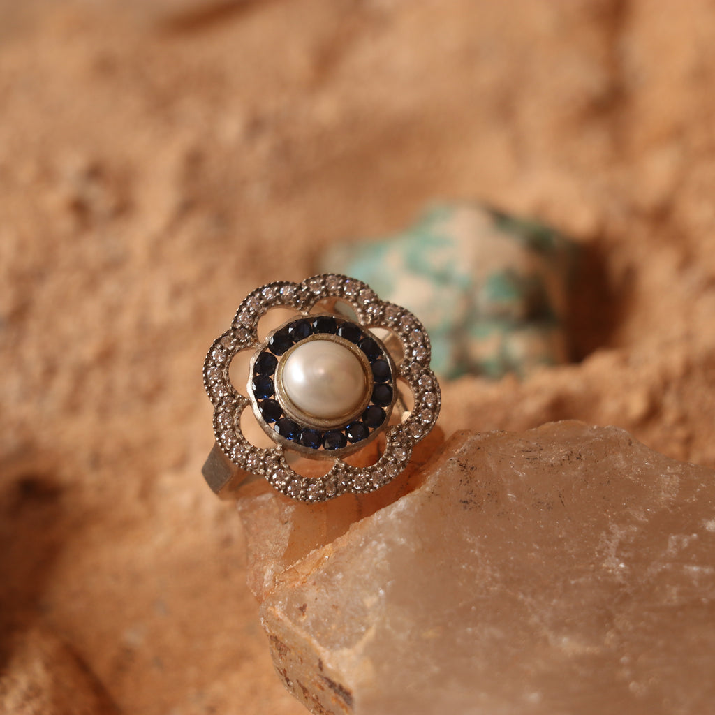 SILVER RING STUDDED WITH WHITE AND BLUE ZIRCONS AND NATURAL PEARL