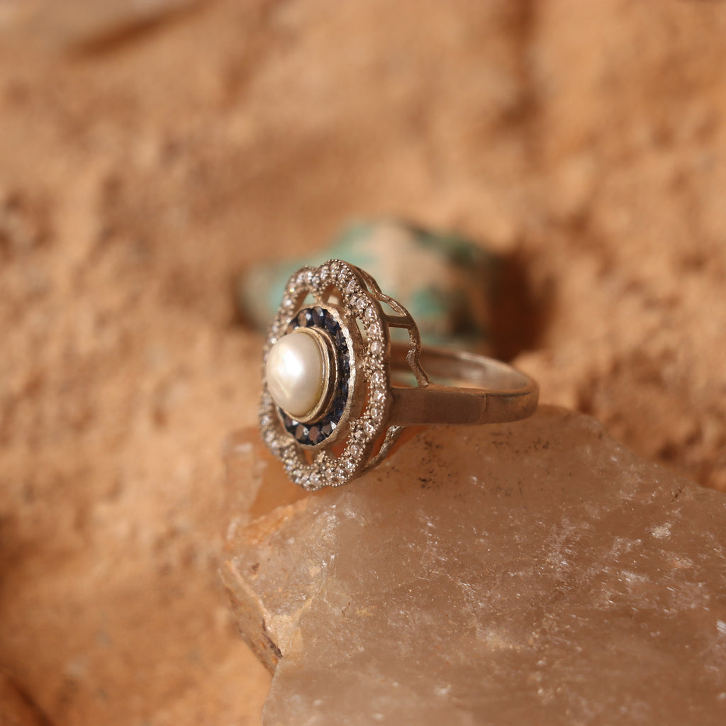 SILVER RING STUDDED WITH WHITE AND BLUE ZIRCONS AND NATURAL PEARL