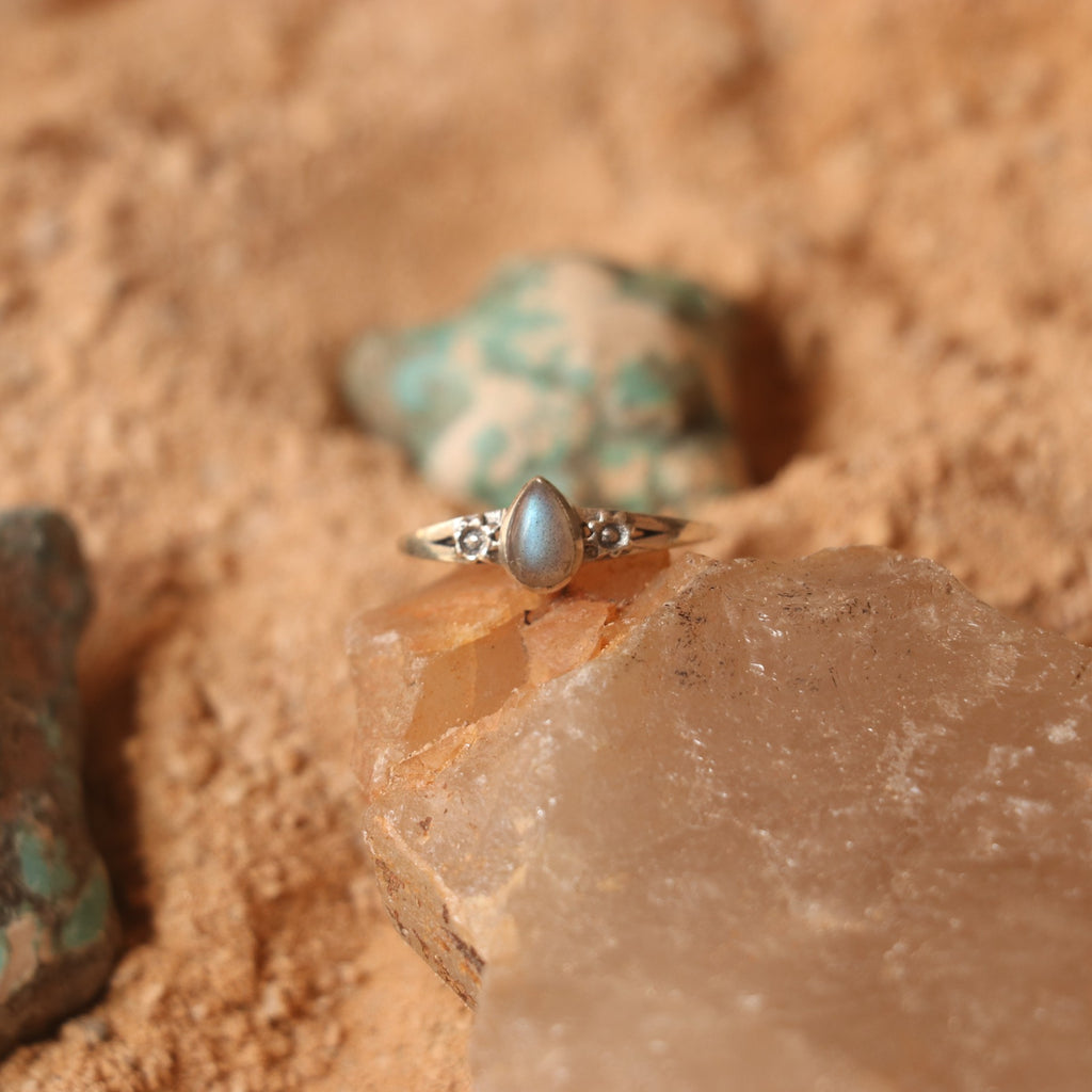 SILVER RING STUDDED WITH LABRADORITE
