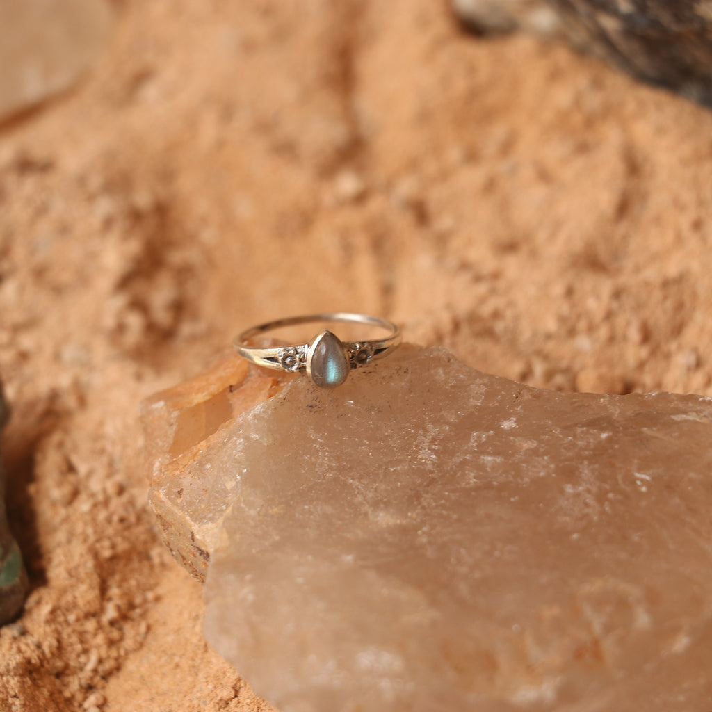 SILVER RING STUDDED WITH LABRADORITE