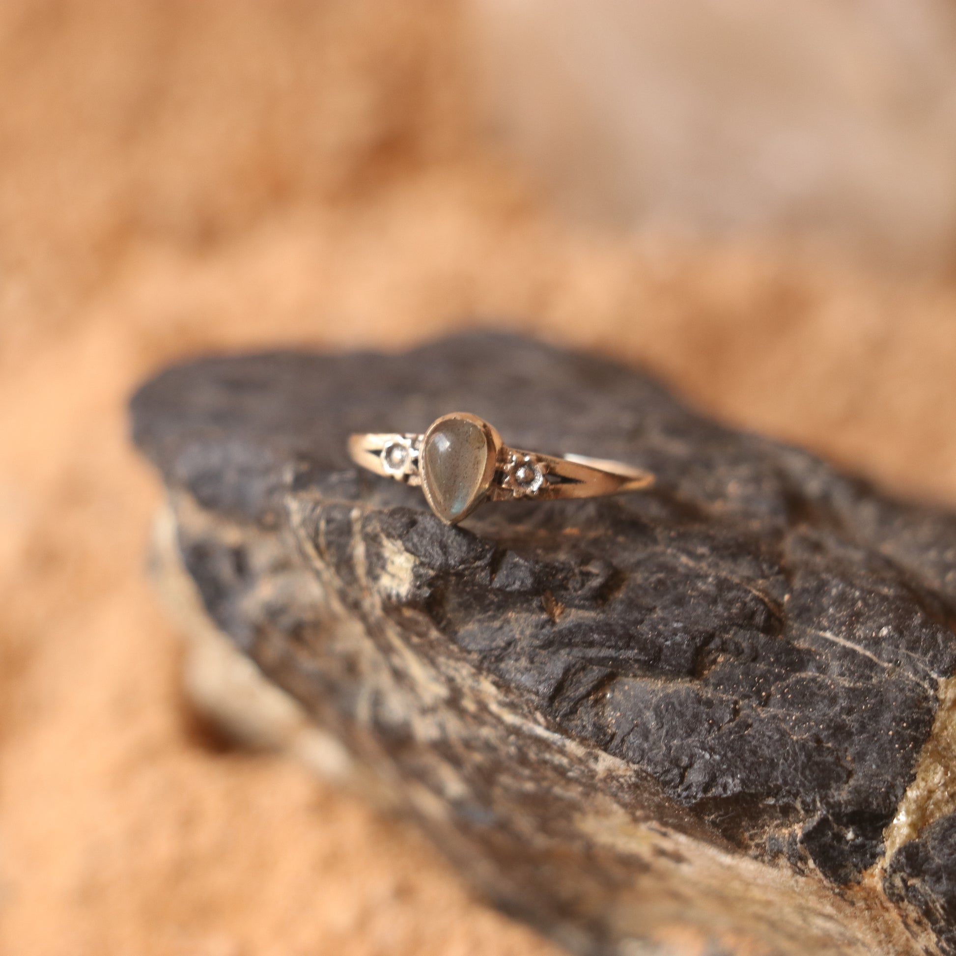 SILVER RING STUDDED WITH LABRADORITE