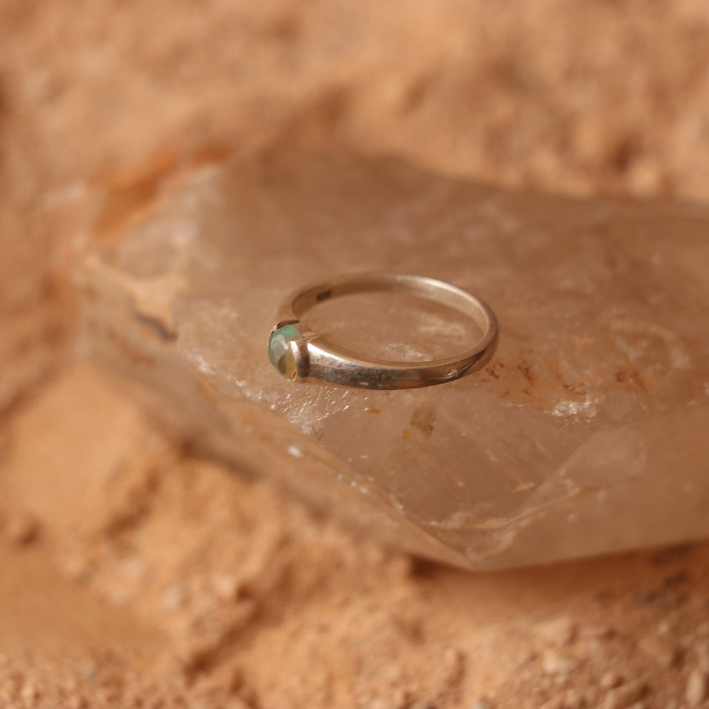 SILVER BAND STUDDED WITH AUSTRALIAN OPAL