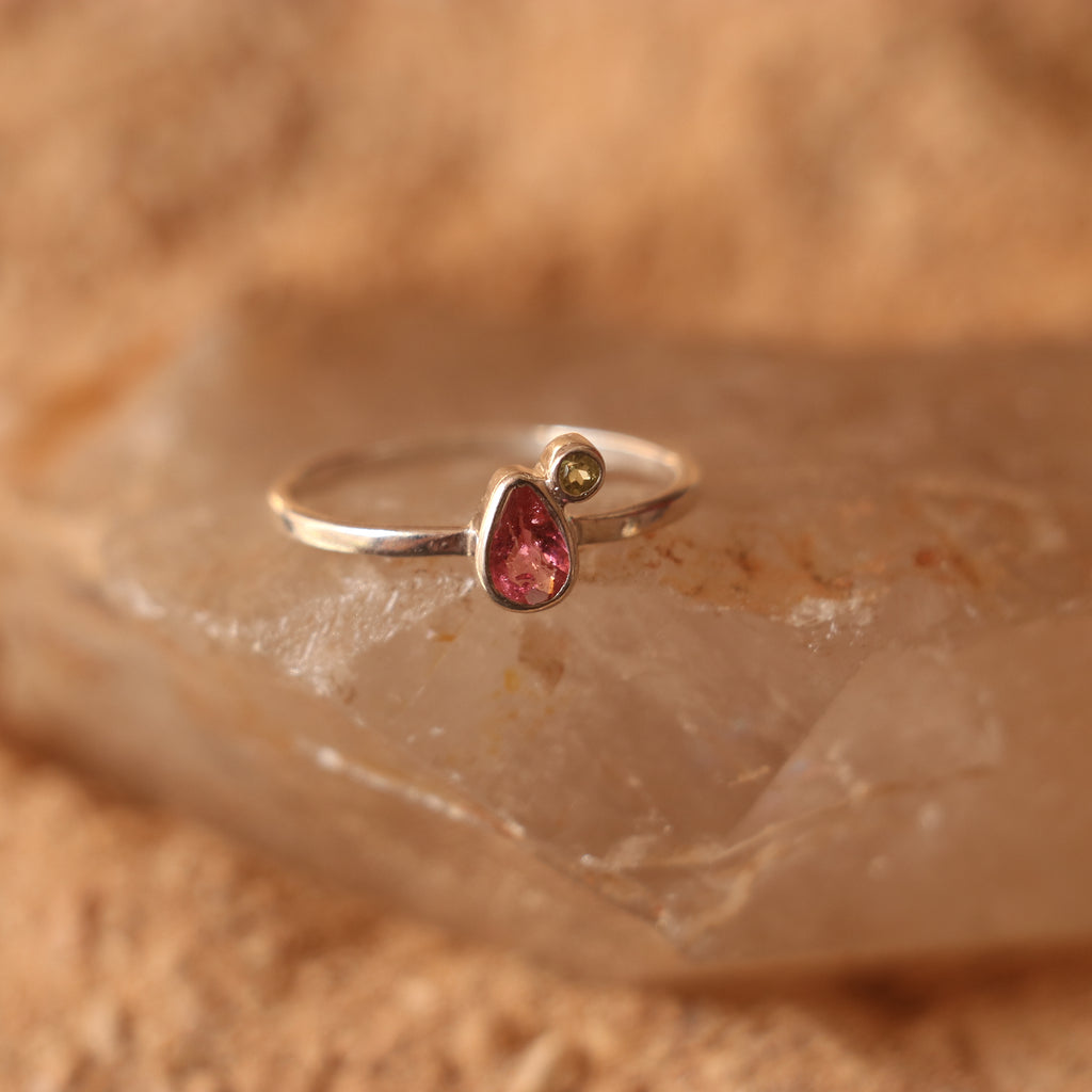 SILVER RING STUDDED WITH YELLOW & PINK TOURMALINE