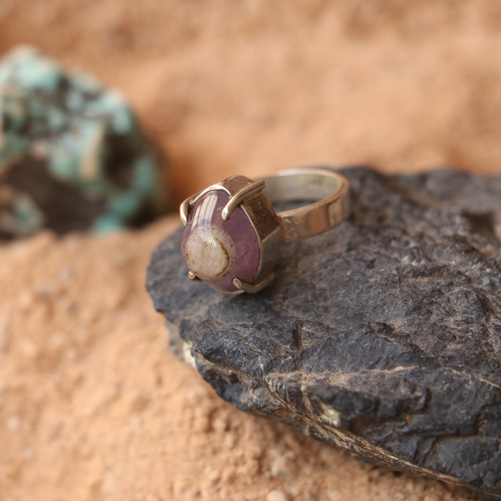 SILVER RING WITH A PURPLE AGATE