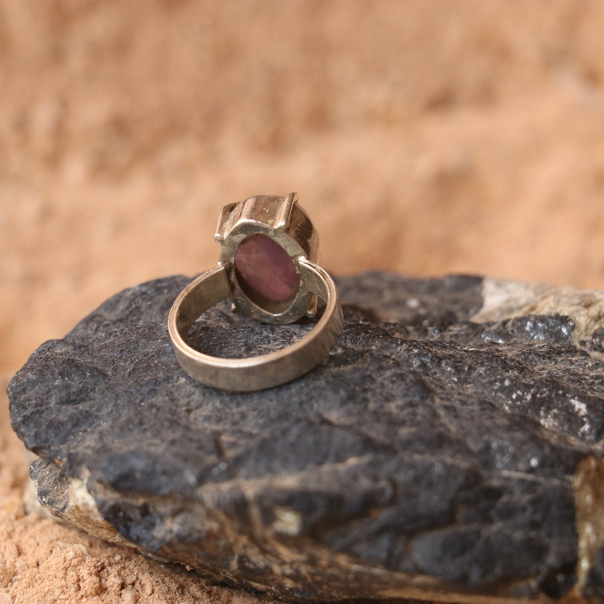 SILVER RING WITH A PURPLE AGATE