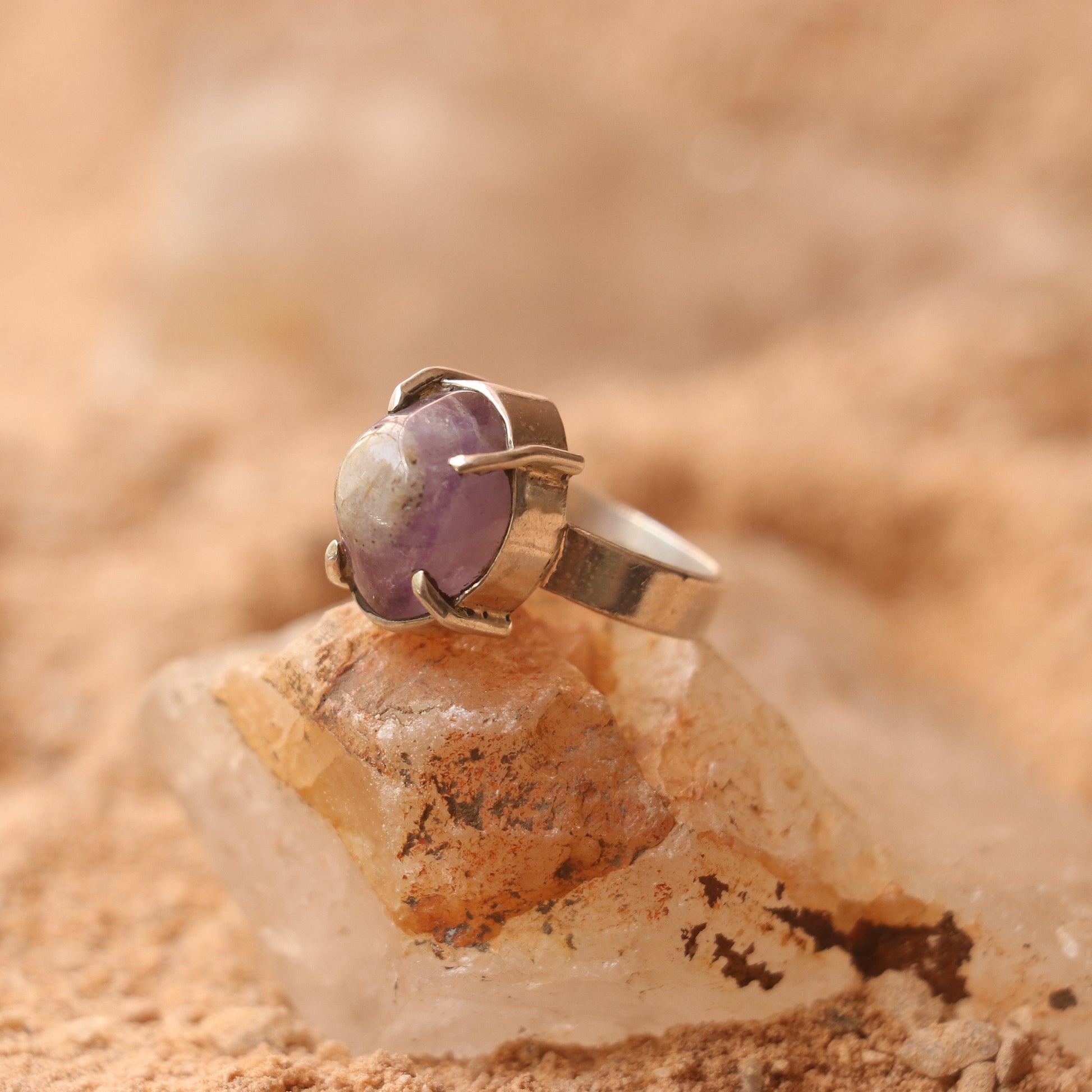 SILVER RING WITH A PURPLE AGATE