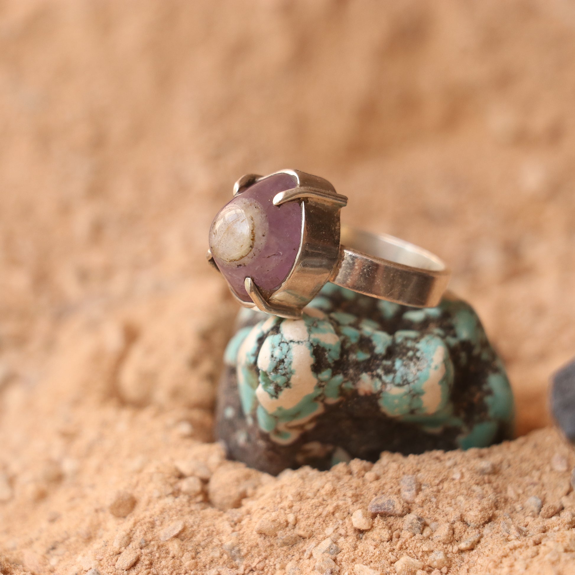 SILVER RING WITH A PURPLE AGATE