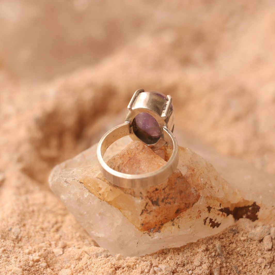 SILVER RING WITH A PURPLE AGATE