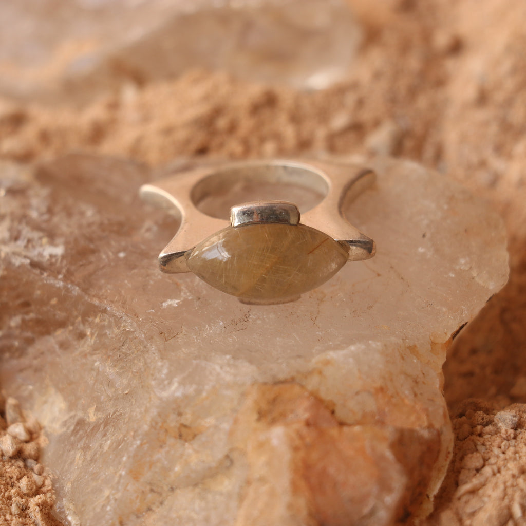 SILVER RING WITH A GOLDEN QUARTZ STONE