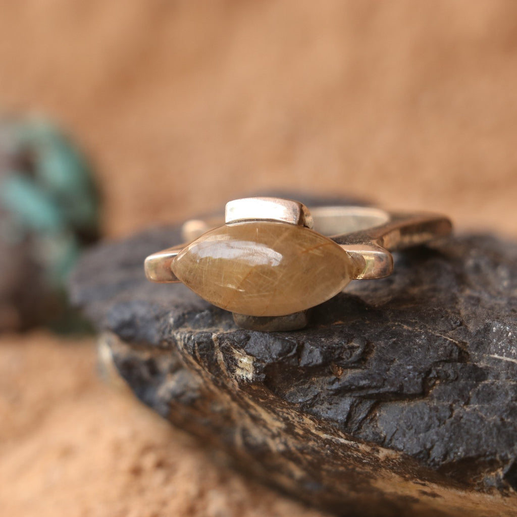 SILVER RING WITH A GOLDEN QUARTZ STONE