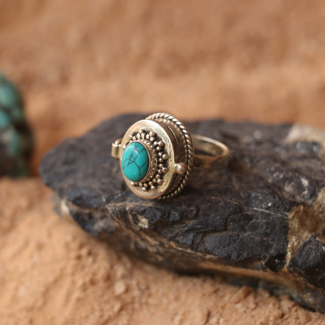 SILVER OPENABLE BOX RING WITH TURQUOISE